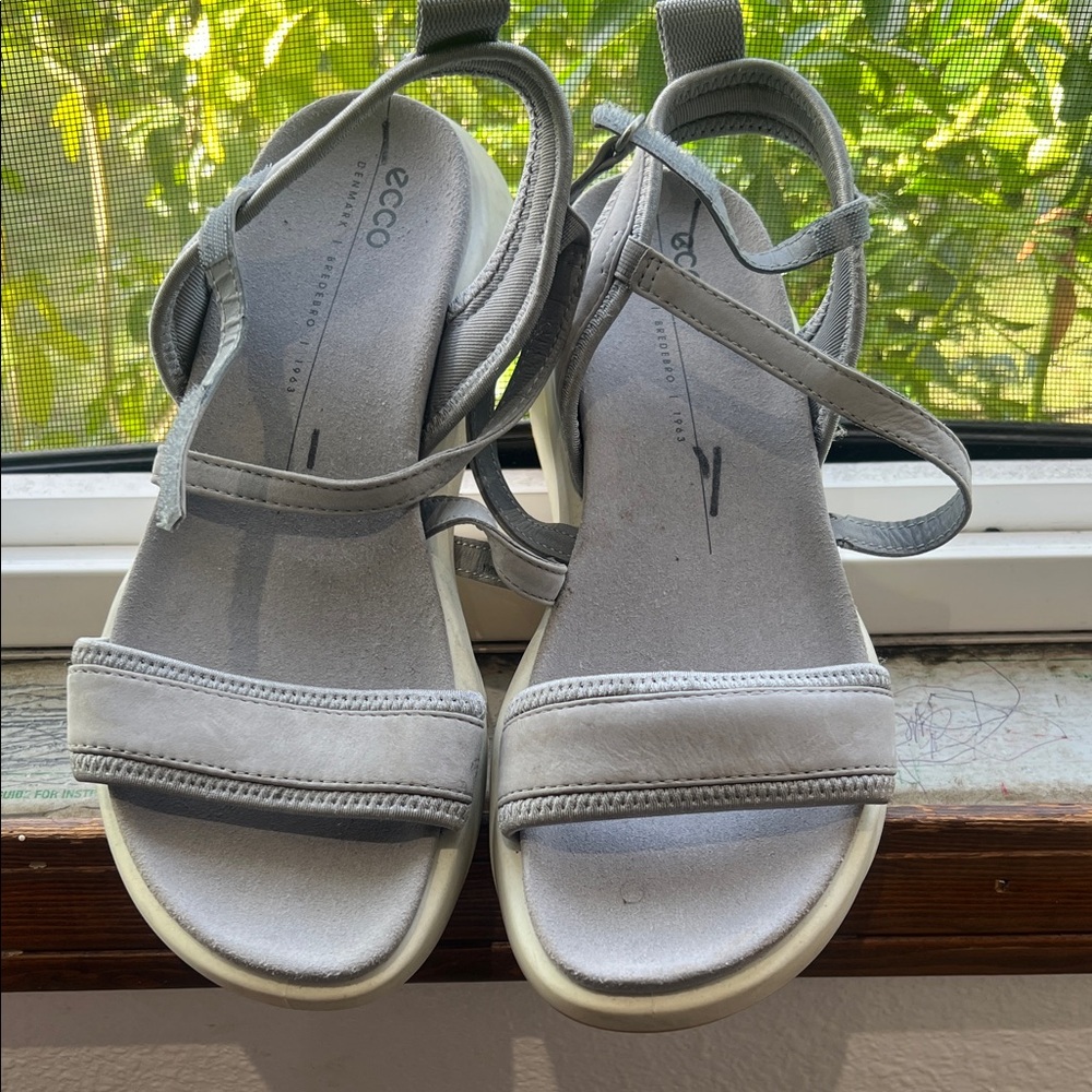 Ecco Women's Light Gray Sandals